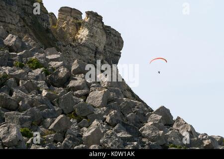 Fortuneswell, Portland, Dorset, UK. Août 24, 2017. Météo britannique. Un parapente motorisé vole le long de l'effondrement des falaises de Weares Ouest sur l'Île de Portland, dans le Dorset sur une chaude journée ensoleillée. Crédit photo : Graham Hunt/Alamy Live News Banque D'Images