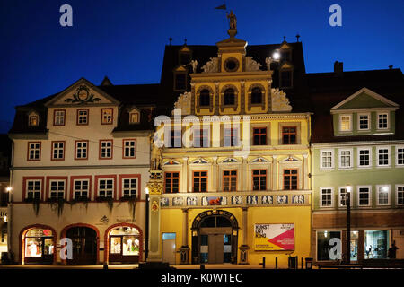 Photo de la Kunsthalle ('Art Hall') Erfurt sur le marché aux poissons, prises au cours de l'heure bleue au centre-ville d'Erfurt, Allemagne, 24 août 2017. L'établissement est situé dans la maison du Taureau rouge (Haus zum Roten Ochsen) et possède une façade renaissance. Le bâtiment fut inauguré comme un hall d'exposition en 1979 et compte avec une surface d'exposition de 750 mètres carrés pour des expositions de changement en permanence l'art plastique Photo : Jens Kalaene Zentralbild-/dpa/afp Banque D'Images