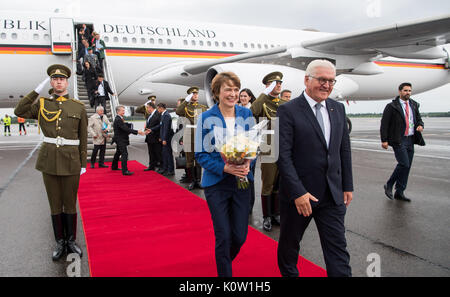 Vilnius, Lituanie. Août 24, 2017. Le Président allemand Frank-Walter Steinmeier et son épouse Elke Budenbender arrivant à l'aéroport de Vilnius, Lituanie, 24 août 2017. Président M. Steinmeier et son épouse sont en visite officielle aux états baltes entre 22 et 25 août 2017. Photo : Bernd von Jutrczenka/dpa/Alamy Live News Banque D'Images