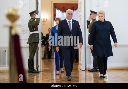 Vilnius, Lituanie. Août 24, 2017. Le Président allemand Frank-Walter Steinmeier rencontre le président de la République de Lituanie, Dalia Grybauskaite, à Vilnius, Lituanie, 24 août 2017. Président M. Steinmeier et son épouse sont en visite officielle aux états baltes entre 22 et 25 août 2017 Photo : Bernd von Jutrczenka/dpa/Alamy Live News Banque D'Images