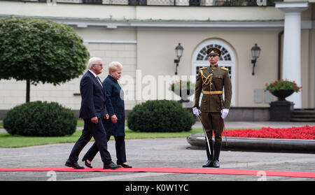 Vilnius, Lituanie. Août 24, 2017. Le Président allemand, Frank-Walter Steinmeier, être accueilli avec les honneurs militaires par le président de la République de Lituanie, Dalia Grybauskaite, à Vilnius, Lituanie, 24 août 2017. Président M. Steinmeier et son épouse sont en visite officielle aux états baltes entre 22 et 25 août 2017 Photo : Bernd von Jutrczenka/dpa/Alamy Live News Banque D'Images