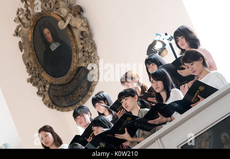 Le choeur et orchestre de l'Université d'Elisabeth Hiroshima Répéter pour un concert en avant de la basse-saxonne 31 jours de musique dans l'Église Neustadter à Hanovre, Allemagne, 24 août 2017. Le concert spécial 'starless night' pour choeur, orchestre, soprano, mezzo-soprano et deux narrateurs est composé de neuf mouvements par laquelle la bombe sur Hiroshima et Dresde sont décrites. Photo : Julian Stratenschulte/dpa Banque D'Images