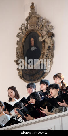 Le choeur et orchestre de l'Université d'Elisabeth Hiroshima Répéter pour un concert en avant de la basse-saxonne 31 jours de musique dans l'Église Neustadter à Hanovre, Allemagne, 24 août 2017. Le concert spécial 'starless night' pour choeur, orchestre, soprano, mezzo-soprano et deux narrateurs est composé de neuf mouvements par laquelle la bombe sur Hiroshima et Dresde sont décrites. Photo : Julian Stratenschulte/dpa Banque D'Images