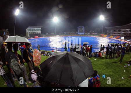 Pallekele, Sri Lanka. Août 24, 2017. Les couvercles viennent sur que heavy rain arrête de jouer pendant la deuxième un jour international (ODI) match de cricket entre le Sri Lanka et l'Inde à l'International Cricket Pallekele Pallekele Stade le 24 août 2017 Crédit photo : Lahiru Harshana/Alamy Live News Banque D'Images