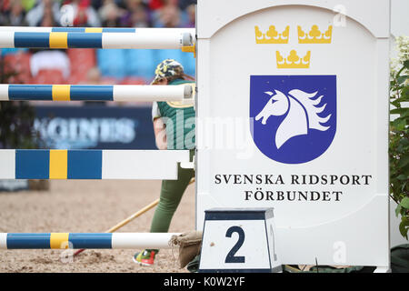 Göteborg, Suède. Août 24, 2017. Un assistant est l'effacement du sol devant un obstacle au cours de l'événement de l'équipe de Saut d'obstacles de la FEI European Championships 2017 à Göteborg, Suède, 24 août 2017. Photo : Friso Gentsch/dpa/Alamy Live News Banque D'Images