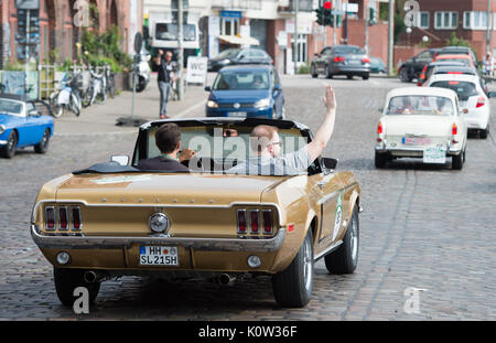 Hambourg, Allemagne. Août 24, 2017. Sebastian Lindau et Daniel Woermer sont assis dans une Ford Mustang cabriolet, construit en 1968, au début de l'Hamburg-Berlin rallye de voitures anciennes à Hambourg, Allemagne, 24 août 2017. Environ 180 animaux ont commencé le rallye aujourd'hui. Photo : Christophe Gateau/dpa/Alamy Live News Banque D'Images