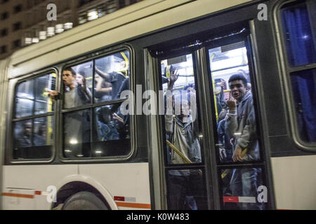 Sao Paulo, Brésil. Août 24, 2017. Protestation contre le maire Joao Doria, qui a annoncé des changements à l'étudiant de passage, qui va limiter le programme à quatre voyages pour deux périodes de deux heures, à São Paulo (SP), le jeudi (24). Organisé par la loi sur la libre circulation de passage. Credit : Alf Ribeiro/Alamy Live News Banque D'Images