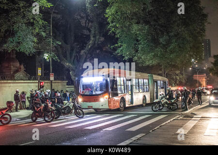 Sao Paulo, Brésil. Août 24, 2017. Protestation contre le maire Joao Doria, qui a annoncé des changements à l'étudiant de passage, qui va limiter le programme à quatre voyages pour deux périodes de deux heures, à São Paulo (SP), le jeudi (24). Organisé par la loi sur la libre circulation de passage. Credit : Alf Ribeiro/Alamy Live News Banque D'Images