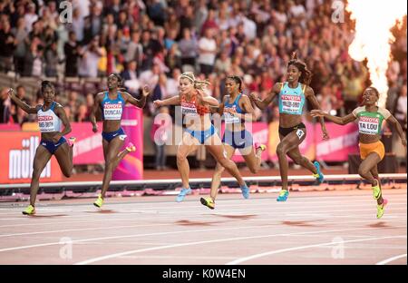 Zieleinlauf mit v.l. Dina ASHER-SMITH (GBR/ 4.Platz), Kimberlyn DUNCAN (USA/ 6.Platz), Siegerin Dafne SCHIPPERS (NED/ 1.Platz), Deajah STEVENS (USA/ 5.Platz), Shaunae MILLER-UIBO (BAH/ 3.Platz), Marie-Josée TA LOU (CIV/ 2.Platz), action, Ziel, Finale 200m der Frauen, am 11.08.2017 Leichtathletik Weltmeisterschaft 2017 à Londres/ Grossbritannien, vom 04.08. - 13.08.2017. | Verwendung weltweit Banque D'Images