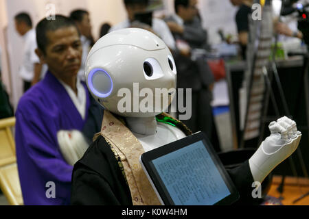 Tokyo, Japon. Août 25, 2017. Robot humanoïde SoftBank Pepper habillé en moine bouddhiste fonctionne à ENDEX, la durée de vie se terminant de l'EXPO 2017 de l'industrie, au Tokyo Big Sight, le 25 août 2017, Tokyo, Japon. ENDEX présente l'équipement, services et technologies pour les funérailles et les entreprises et qui se poursuivra jusqu'au memorial le 25 août. Credit : AFLO Co.,Ltd/Alamy Live News Banque D'Images