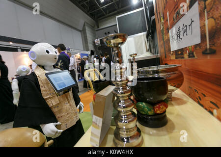 Tokyo, Japon. Août 25, 2017. Robot humanoïde SoftBank Pepper habillé en moine bouddhiste fonctionne à ENDEX, la durée de vie se terminant de l'EXPO 2017 de l'industrie, au Tokyo Big Sight, le 25 août 2017, Tokyo, Japon. ENDEX présente l'équipement, services et technologies pour les funérailles et les entreprises et qui se poursuivra jusqu'au memorial le 25 août. Credit : AFLO Co.,Ltd/Alamy Live News Banque D'Images