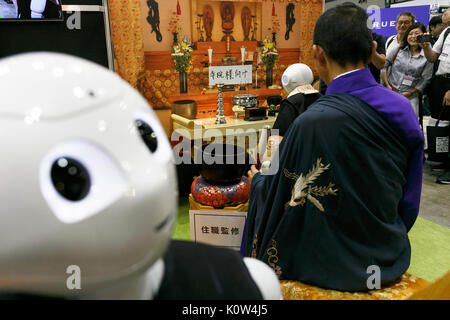 Tokyo, Japon. Août 25, 2017. Robot humanoïde SoftBank Pepper habillé en moine bouddhiste fonctionne à ENDEX, la durée de vie se terminant de l'EXPO 2017 de l'industrie, au Tokyo Big Sight, le 25 août 2017, Tokyo, Japon. ENDEX présente l'équipement, services et technologies pour les funérailles et les entreprises et qui se poursuivra jusqu'au memorial le 25 août. Credit : AFLO Co.,Ltd/Alamy Live News Banque D'Images