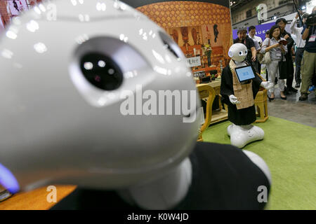 Tokyo, Japon. Août 25, 2017. Robot humanoïde SoftBank Pepper habillé en moine bouddhiste fonctionne à ENDEX, la durée de vie se terminant de l'EXPO 2017 de l'industrie, au Tokyo Big Sight, le 25 août 2017, Tokyo, Japon. ENDEX présente l'équipement, services et technologies pour les funérailles et les entreprises et qui se poursuivra jusqu'au memorial le 25 août. Credit : AFLO Co.,Ltd/Alamy Live News Banque D'Images