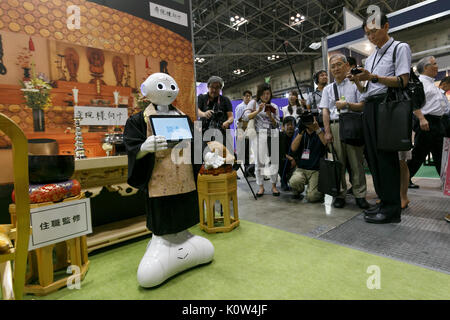 Tokyo, Japon. Août 25, 2017. Robot humanoïde SoftBank Pepper habillé en moine bouddhiste fonctionne à ENDEX, la durée de vie se terminant de l'EXPO 2017 de l'industrie, au Tokyo Big Sight, le 25 août 2017, Tokyo, Japon. ENDEX présente l'équipement, services et technologies pour les funérailles et les entreprises et qui se poursuivra jusqu'au memorial le 25 août. Credit : AFLO Co.,Ltd/Alamy Live News Banque D'Images