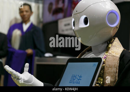 Tokyo, Japon. Août 25, 2017. Robot humanoïde SoftBank Pepper habillé en moine bouddhiste fonctionne à ENDEX, la durée de vie se terminant de l'EXPO 2017 de l'industrie, au Tokyo Big Sight, le 25 août 2017, Tokyo, Japon. ENDEX présente l'équipement, services et technologies pour les funérailles et les entreprises et qui se poursuivra jusqu'au memorial le 25 août. Credit : AFLO Co.,Ltd/Alamy Live News Banque D'Images