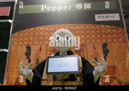 Tokyo, Japon. Août 25, 2017. Robot humanoïde SoftBank Pepper habillé en moine bouddhiste fonctionne à ENDEX, la durée de vie se terminant de l'EXPO 2017 de l'industrie, au Tokyo Big Sight, le 25 août 2017, Tokyo, Japon. ENDEX présente l'équipement, services et technologies pour les funérailles et les entreprises et qui se poursuivra jusqu'au memorial le 25 août. Credit : AFLO Co.,Ltd/Alamy Live News Banque D'Images