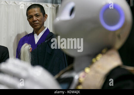 Tokyo, Japon. Août 25, 2017. Un moine bouddhiste ressemble à un robot humanoïde SoftBank Pepper habillé en moine bouddhiste à l'ENDEX, la durée de vie se terminant de l'EXPO 2017 de l'industrie, au Tokyo Big Sight, le 25 août 2017, Tokyo, Japon. ENDEX présente l'équipement, services et technologies pour les funérailles et les entreprises et qui se poursuivra jusqu'au memorial le 25 août. Credit : AFLO Co.,Ltd/Alamy Live News Banque D'Images