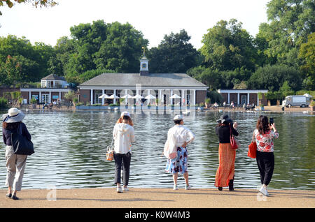 Londres, Royaume-Uni. Août 25, 2017, Météo France. Début à la lumineuse vendredi le long de la Serpentine dans Hyde Park au début si le long week-end à la fin du mois d'août. Credit : JOHNNY ARMSTEAD/Alamy Live News Banque D'Images