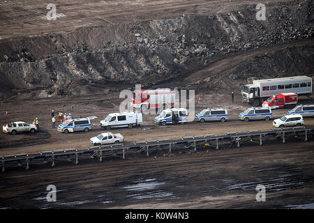 Duren, Allemagne. Août 25, 2017. dpatop - véhicules de police photo de l'Inden mine de surface près de Duren, Allemagne, 25 août 2017. Des militants 13 laissé une pelle de charbon brun occupé dans l'Inden mine de surface après un court laps de temps. Photo : Oliver Berg/dpa/Alamy Live News Banque D'Images