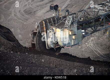 Duren, Allemagne. Août 25, 2017. Une photo de l'excavatrice RWE Inden mine de surface près de Duren, Allemagne, 25 août 2017. Des militants 13 laissé une pelle de charbon brun occupé dans l'Inden mine de surface après un court laps de temps. Photo : Oliver Berg/dpa/Alamy Live News Banque D'Images