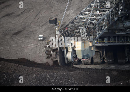 Duren, Allemagne. Août 25, 2017. Une photo de l'excavatrice RWE Inden mine de surface près de Duren, Allemagne, 25 août 2017. Des militants 13 laissé une pelle de charbon brun occupé dans l'Inden mine de surface après un court laps de temps. Photo : Oliver Berg/dpa/Alamy Live News Banque D'Images