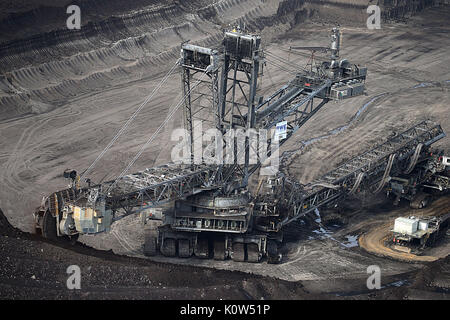 Duren, Allemagne. Août 25, 2017. Une photo de l'excavatrice RWE Inden mine de surface près de Duren, Allemagne, 25 août 2017. Des militants 13 laissé une pelle de charbon brun occupé dans l'Inden mine de surface après un court laps de temps. Photo : Oliver Berg/dpa/Alamy Live News Banque D'Images