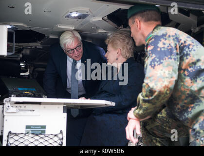 Rukla, la Lituanie. Août 25, 2017. Le Président allemand Frank-Walter Steinmeier et le président de la République de Lituanie, Dalia Grybauskaité, autour de l'affiche par Torsten Gensler (R), commandant de l'OTAN est une présence avancée bataillons, dans une base militaire à Rukla, Lituanie, 25 août 2017. Président M. Steinmeier et son épouse sont en visite officielle aux états baltes entre 22 et 25 août 2017. Photo : Bernd von Jutrczenka/dpa/Alamy Live News Banque D'Images