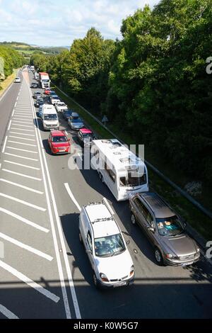 Bridpirt, Dorset, UK. Août 25, 2017. Météo britannique. Le trafic d'attente sur l'A35 en dérivation Bridport Dorset le vendredi avant l'août vacances de banque comme les vacanciers routes comme la météo devrait être chaud et ensoleillé. Crédit photo : Graham Hunt/Alamy Live News Banque D'Images