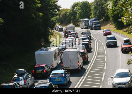 Bridpirt, Dorset, UK. Août 25, 2017. Météo britannique. Le trafic d'attente sur l'A35 en dérivation Bridport Dorset le vendredi avant l'août vacances de banque comme les vacanciers routes comme la météo devrait être chaud et ensoleillé. Crédit photo : Graham Hunt/Alamy Live News Banque D'Images