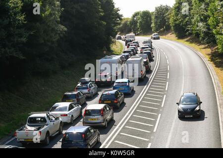 Bridpirt, Dorset, UK. Août 25, 2017. Météo britannique. Le trafic d'attente sur l'A35 en dérivation Bridport Dorset le vendredi avant l'août vacances de banque comme les vacanciers routes comme la météo devrait être chaud et ensoleillé. Crédit photo : Graham Hunt/Alamy Live News Banque D'Images