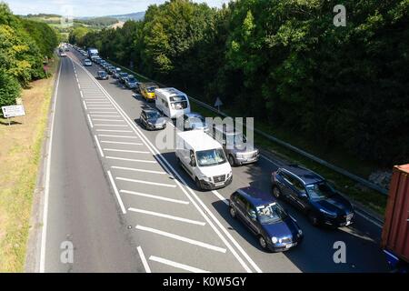 Bridpirt, Dorset, UK. Août 25, 2017. Météo britannique. Le trafic d'attente sur l'A35 en dérivation Bridport Dorset le vendredi avant l'août vacances de banque comme les vacanciers routes comme la météo devrait être chaud et ensoleillé. Crédit photo : Graham Hunt/Alamy Live News Banque D'Images