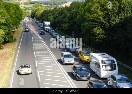 Bridpirt, Dorset, UK. Août 25, 2017. Météo britannique. Le trafic d'attente sur l'A35 en dérivation Bridport Dorset le vendredi avant l'août vacances de banque comme les vacanciers routes comme la météo devrait être chaud et ensoleillé. Crédit photo : Graham Hunt/Alamy Live News Banque D'Images