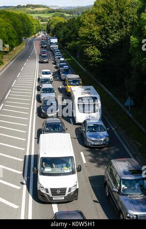 Bridpirt, Dorset, UK. Août 25, 2017. Météo britannique. Le trafic d'attente sur l'A35 en dérivation Bridport Dorset le vendredi avant l'août vacances de banque comme les vacanciers routes comme la météo devrait être chaud et ensoleillé. Crédit photo : Graham Hunt/Alamy Live News Banque D'Images