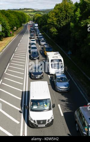 Bridpirt, Dorset, UK. Août 25, 2017. Météo britannique. Le trafic d'attente sur l'A35 en dérivation Bridport Dorset le vendredi avant l'août vacances de banque comme les vacanciers routes comme la météo devrait être chaud et ensoleillé. Crédit photo : Graham Hunt/Alamy Live News Banque D'Images