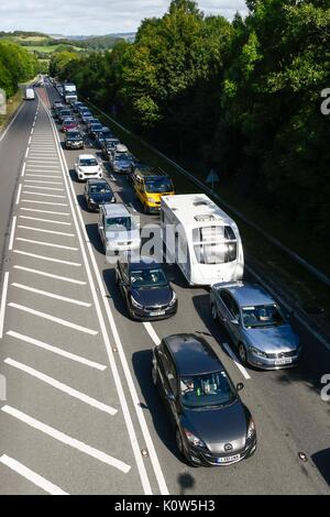 Bridpirt, Dorset, UK. Août 25, 2017. Météo britannique. Le trafic d'attente sur l'A35 en dérivation Bridport Dorset le vendredi avant l'août vacances de banque comme les vacanciers routes comme la météo devrait être chaud et ensoleillé. Crédit photo : Graham Hunt/Alamy Live News Banque D'Images