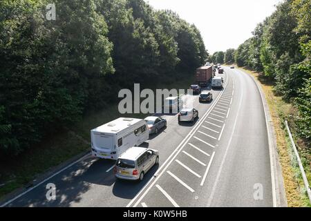 Bridpirt, Dorset, UK. Août 25, 2017. Météo britannique. Le trafic d'attente sur l'A35 en dérivation Bridport Dorset le vendredi avant l'août vacances de banque comme les vacanciers routes comme la météo devrait être chaud et ensoleillé. Crédit photo : Graham Hunt/Alamy Live News Banque D'Images