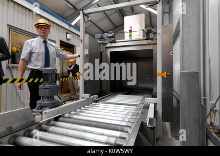 Georg Bacmeister, chef de la Division de l'élimination, se tenant à un système autonome pour le matériel qui mène à l'extérieur de la centrale nucléaire de Brunsbuttel Brunsbuttel, Allemagne, 22 août 2017. L'opérateur de l'usine - Vattenfall - annoncé ici le démantèlement de l'usine d'alimentation. Après plusieurs incidents, le réacteur a été hors de la grille depuis 2007. L'opérateur estime entre 10 et 15 ans pour le démantèlement complet du réacteur nucléaire. Photo : Carsten Rehder/dpa Banque D'Images