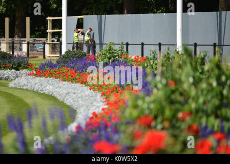 Buckingham Palace, London, UK. Août 25, 2017. Ouvriers construire des barricades autour de la balustrades en pierre dans les jardins à l'extérieur de Buckingham Palace. Crédit : Matthieu Chattle/Alamy Live News Banque D'Images