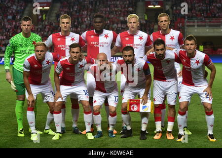 SK Slavia Prague constituent l'équipe avant le quatrième tour UEFA Europa League match SK Slavia Praha contre l'APOEL Nicosie Nikosie à Prague, en République tchèque, le mercredi, Août 23, 2017. Ligne supérieure de gauche à droite : Jan Lastuvka, Jakub Jugas, Michael Ngadeu-Ngadjui, Michal Frydrych, Tomas Soucek et rangée avant de gauche à droite Mick van Buren, Jan Boril, Miroslav Stoch, Josef Husbauer, Danny a Ruslan Rotan. (Photo/CTK Michal Kamaryt) Banque D'Images