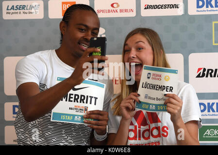 Berlin, Allemagne. Août 25, 2017. Aries Merritt en provenance des États-Unis (L) et Gina Lueckenkemper prennent un à l'ISTAF selfies conférence de presse à Berlin, Allemagne, 25 août 2017. Photo : Maurizio Gambarini/dpa/Alamy Live News Banque D'Images