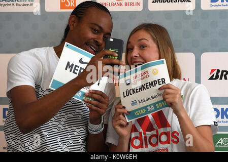 Berlin, Allemagne. Août 25, 2017. Aries Merritt en provenance des États-Unis (L) et Gina Lueckenkemper prennent un à l'ISTAF selfies conférence de presse à Berlin, Allemagne, 25 août 2017. Photo : Maurizio Gambarini/dpa/Alamy Live News Banque D'Images