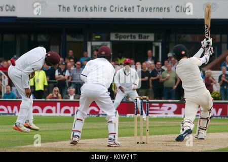 Leeds, Royaume-Uni, 25 août 2017. Moeen Ali batting pour l'Angleterre dans la deuxième test match contre l'Investec West Indies à Headingley Cricket Ground. Crédit : Colin Edwards/Alamy Live News. Banque D'Images