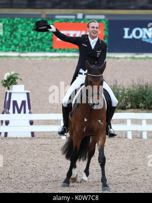 Göteborg, Suède. Août 24, 2017. Dressage rider allemand Soenke Rothenberger sur son cheval Cosmo au cours de la compétition de dressage de la FEI European Championships 2017 à Göteborg, Suède, 24 août 2017. Photo : Friso Gentsch/dpa/Alamy Live News Banque D'Images