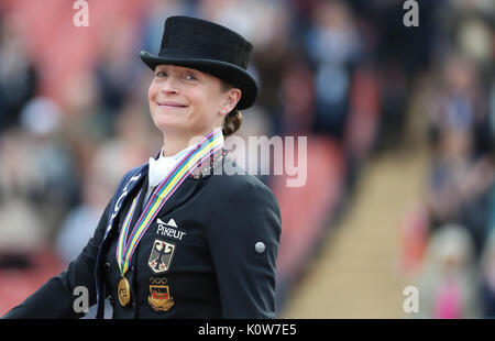 Göteborg, Suède. Août 24, 2017. Cavalier de dressage allemande Isabell Werth célèbre sa médaille d'or après la compétition de dressage de la FEI European Championships 2017 à Göteborg, Suède, 24 août 2017. Photo : Friso Gentsch/dpa/Alamy Live News Banque D'Images