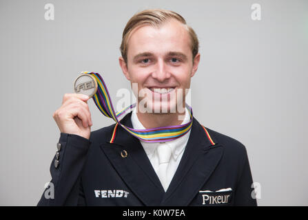 Göteborg, Suède. Août 24, 2017. Dressage rider allemand Soenke Rothenberger montre sa médaille d'argent après la compétition de dressage de la FEI European Championships 2017 à Göteborg, Suède, 24 août 2017. Photo : Friso Gentsch/dpa/Alamy Live News Banque D'Images