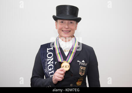 Göteborg, Suède. Août 24, 2017. Cavalier de dressage allemande Isabell Werth montre sa médaille d'après l'épreuve de dressage de la FEI European Championships 2017 à Göteborg, Suède, 24 août 2017. Photo : Friso Gentsch/dpa/Alamy Live News Banque D'Images