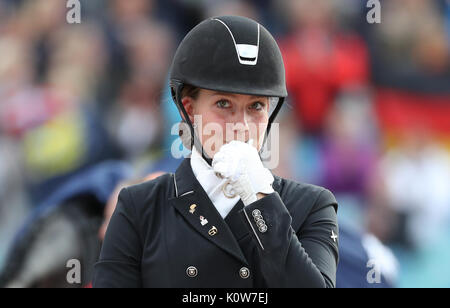 Göteborg, Suède. Août 24, 2017. Cavalier de dressage danoise Cathrine Dufou célèbre sa médaille de bronze après la compétition de dressage de la FEI European Championships 2017 à Göteborg, Suède, 24 août 2017. Photo : Friso Gentsch/dpa/Alamy Live News Banque D'Images