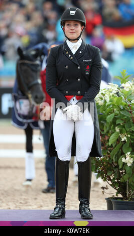 Göteborg, Suède. Août 24, 2017. Cavalier de dressage danoise Cathrine Dufou célèbre sa médaille de bronze après la compétition de dressage de la FEI European Championships 2017 à Göteborg, Suède, 24 août 2017. Photo : Friso Gentsch/dpa/Alamy Live News Banque D'Images