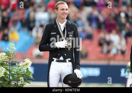 Göteborg, Suède. Août 24, 2017. Dressage rider allemand Soenke Rothenberger célèbre sa médaille d'argent après la compétition de dressage de la FEI European Championships 2017 à Göteborg, Suède, 24 août 2017. Photo : Friso Gentsch/dpa/Alamy Live News Banque D'Images