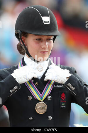 Göteborg, Suède. Août 24, 2017. Cavalier de dressage danoise Cathrine Dufou célèbre sa médaille de bronze après la compétition de dressage de la FEI European Championships 2017 à Göteborg, Suède, 24 août 2017. Photo : Friso Gentsch/dpa/Alamy Live News Banque D'Images